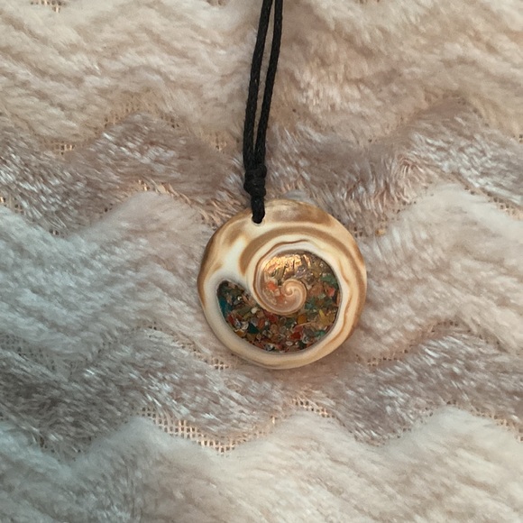 Shell necklace with small colored stones inside on thin black stringed lanyard - Picture 3 of 6